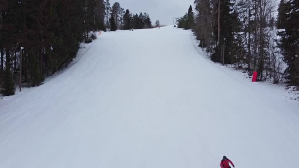 Vista aérea do esqui downhill na estância de esqui local. Elevador de esqui. Rússia, Leningrdaskaya oblast, aldeia Korobitsyno perto de São Petersburgo . — Vídeo de Stock