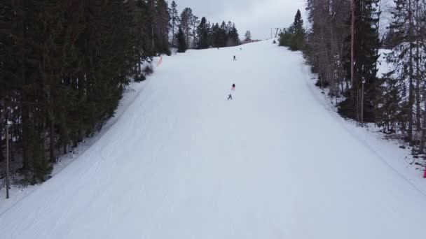 Vista aérea do esqui downhill na estância de esqui local. Elevador de esqui. Rússia, Leningrdaskaya oblast, aldeia Korobitsyno perto de São Petersburgo . — Vídeo de Stock