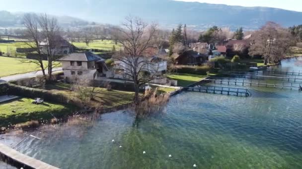 Fransa 'nın Annecy Gölü üzerindeki Chateau de Duingt panoramik hava manzarası — Stok video