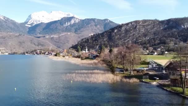 Fransa 'nın Annecy Gölü üzerindeki Chateau de Duingt panoramik hava manzarası — Stok video
