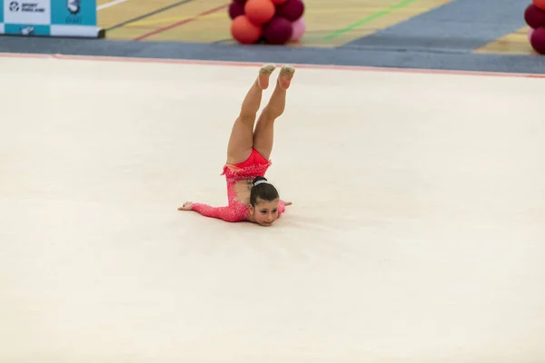 Retrato de uma jovem ginasta. Retrato de uma menina de 7 anos em competições de ginástica rítmica — Fotografia de Stock