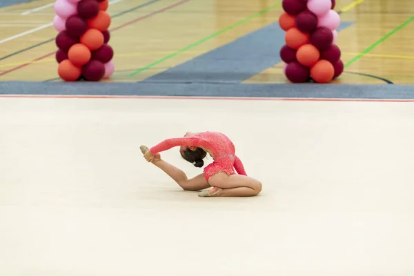 Retrato de una joven gimnasta. Retrato de una niña de 7 años en competiciones de gimnasia rítmica —  Fotos de Stock