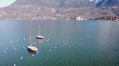 Fransa 'nın Annecy Gölü üzerindeki Chateau de Duingt panoramik hava manzarası