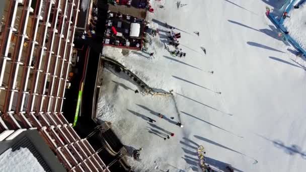 Paysage aérien hivernal majestueux et station de ski avec des maisons typiques en bois alpin dans les Alpes françaises, Les Menuires, 3 Vallées, France, Europe — Video