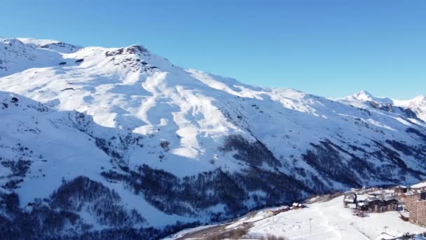 Vista aérea das montanhas dos Alpes em França. Montanhas cobertas de neve. Instalações de esqui alpino de cima . — Vídeo de Stock