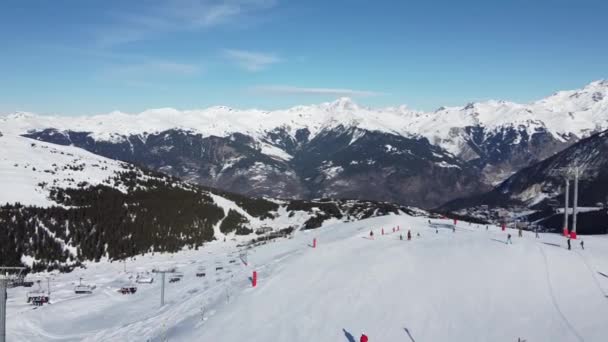 Vue aérienne des Alpes en France. Des sommets enneigés. Installations de ski alpin d'en haut . — Video