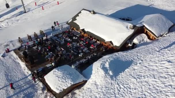 Paysage aérien hivernal majestueux et station de ski avec des maisons typiques en bois alpin dans les Alpes françaises, Les Menuires, 3 Vallées, France, Europe — Video