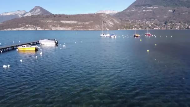 Panoramic aerial view of Chateau de Duingt on Annecy lake, France — Stock Video