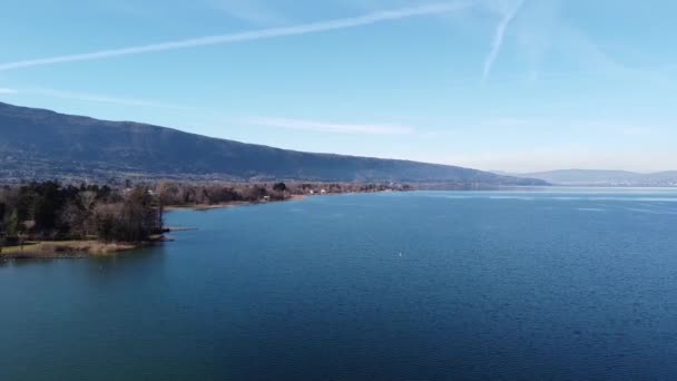 Vista aérea panorámica del castillo de Duingt en el lago Annecy, Francia — Vídeos de Stock