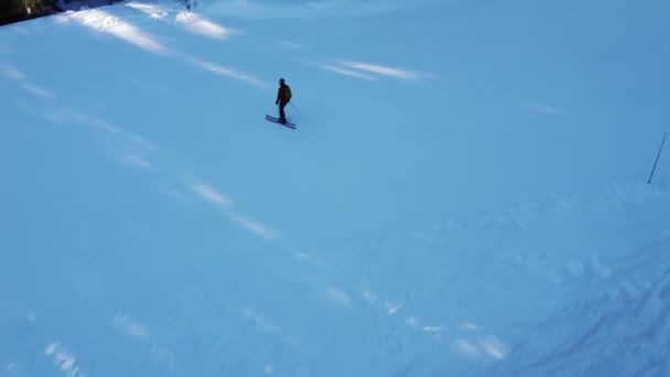 Εναέρια χειμερινή σκηνή των αλπικών χιονισμένες βουνοκορφές και σκοτεινό δάσος ερυθρελάτης στο χιόνι — Αρχείο Βίντεο