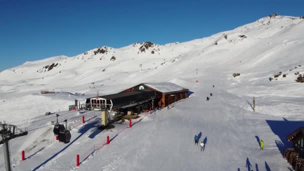 Vista aérea das montanhas dos Alpes em França. Montanhas cobertas de neve. Instalações de esqui alpino de cima . — Vídeo de Stock