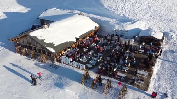 Majestuoso paisaje aéreo de invierno y estación de esquí con casas típicas de madera alpina en los Alpes franceses, Les Menuires, 3 Valles, Francia, Europa — Vídeos de Stock