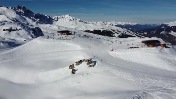 Flygfoto över Alperna i Frankrike. Bergstoppar täckta av snö. Alpina skidanläggningar ovanifrån. — Stockvideo