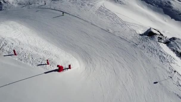 Vista aérea de las montañas de los Alpes en Francia. Montaña cubierta de nieve. Instalaciones de esquí alpino desde arriba . — Vídeo de stock