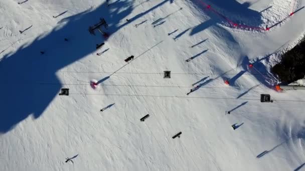 Widok z lotu ptaka na Alpy we Francji. Górskie szczyty pokryte śniegiem. Kompleks narciarski alpejski z góry. — Wideo stockowe