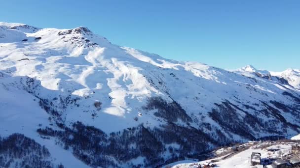 Veduta aerea delle Alpi in Francia. Cime ricoperte di neve. Impianti di sci alpino dall'alto . — Video Stock