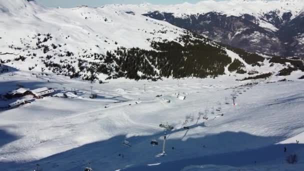 Veduta aerea delle Alpi in Francia. Cime ricoperte di neve. Impianti di sci alpino dall'alto . — Video Stock