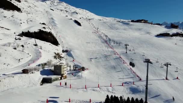 Vista aérea das montanhas dos Alpes em França. Montanhas cobertas de neve. Instalações de esqui alpino de cima . — Vídeo de Stock