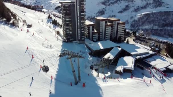 Majestuoso paisaje aéreo de invierno y estación de esquí con casas típicas de madera alpina en los Alpes franceses, Les Menuires, 3 Valles, Francia, Europa — Vídeo de stock