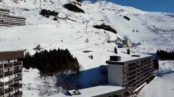 Majestätische Winterluftlandschaft und Skigebiet mit typischen alpinen Holzhäusern in den französischen Alpen, les menuires, 3 Täler, Frankreich, Europa — Stockvideo