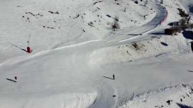 Fransa 'daki Alp Dağları' nın havadan görünüşü. Dağların tepeleri karla kaplı. Yukarıdan Alp kayak tesisleri.