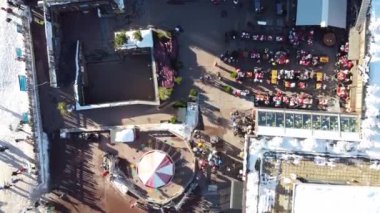 Fransız Alpleri, Les Menuires, 3 Vallees, Fransa, Avrupa 'da tipik alp ahşap evleri olan görkemli kış manzarası ve kayak merkezi.