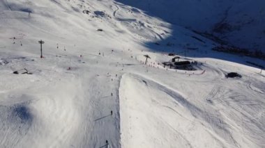 Fransa 'daki Alp Dağları' nın havadan görünüşü. Dağların tepeleri karla kaplı. Yukarıdan Alp kayak tesisleri.