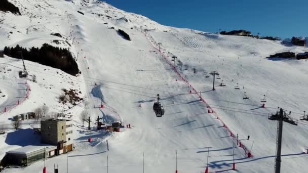 Vista aérea das montanhas dos Alpes em França. Montanhas cobertas de neve. Instalações de esqui alpino de cima . — Vídeo de Stock