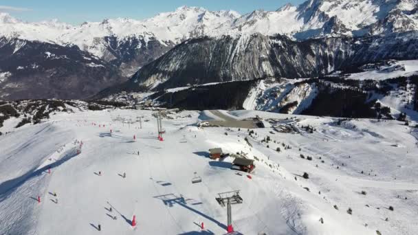 Widok z lotu ptaka na Alpy we Francji. Górskie szczyty pokryte śniegiem. Kompleks narciarski alpejski z góry. — Wideo stockowe