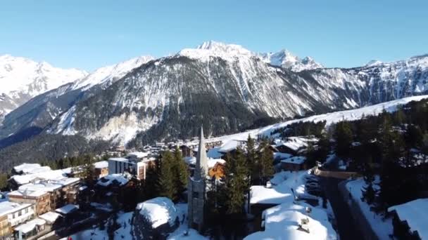 Vista aérea de las montañas de los Alpes en Francia. Montaña cubierta de nieve. Instalaciones de esquí alpino desde arriba . — Vídeo de stock