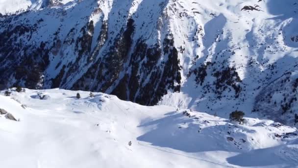 Vista aérea de las montañas de los Alpes en Francia. Montaña cubierta de nieve. Instalaciones de esquí alpino desde arriba . — Vídeos de Stock