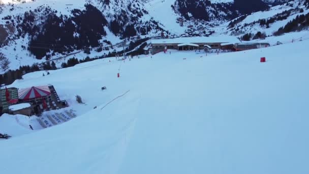 Vista aérea de las montañas de los Alpes en Francia. Montaña cubierta de nieve. Instalaciones de esquí alpino desde arriba . — Vídeos de Stock