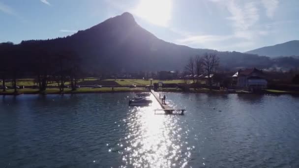 Fransa 'nın Annecy Gölü üzerindeki Chateau de Duingt panoramik hava manzarası — Stok video