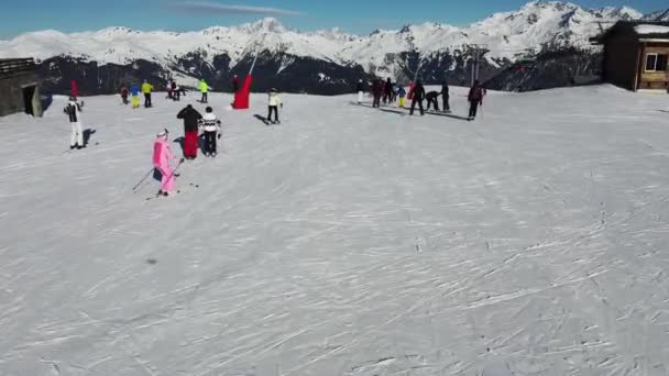 Vista aérea de las montañas de los Alpes en Francia. Montaña cubierta de nieve. Instalaciones de esquí alpino desde arriba . — Vídeo de stock