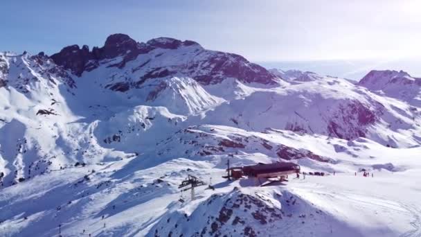 Veduta aerea delle Alpi in Francia. Cime ricoperte di neve. Impianti di sci alpino dall'alto . — Video Stock