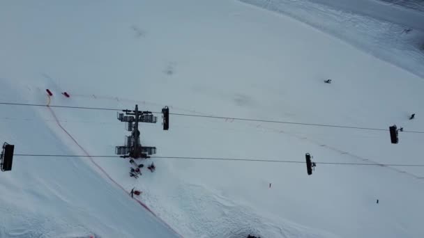 Повітряний вид на гори Альпи у Франції. Гірські вершини вкриті снігом. Альпійський лижний курорт.. — стокове відео