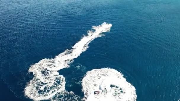 Вид с воздуха на катание на гидроцикле в глубоком синем море. Остров Фалонга, Крит, Греция — стоковое видео
