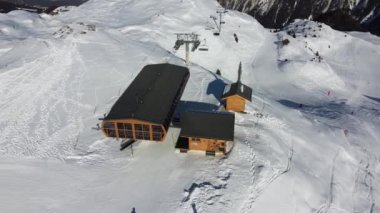 Fransız Alpleri, Les Menuires, 3 Vallees, Fransa, Avrupa 'da tipik alp ahşap evleri olan görkemli kış manzarası ve kayak merkezi.