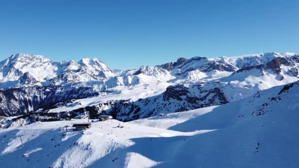 フランスのアルプス山脈の空中写真。山頂は雪に覆われている。上からのアルパインスキー施設. — ストック動画