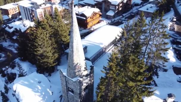 Vista aérea de las montañas de los Alpes en Francia. Montaña cubierta de nieve. Instalaciones de esquí alpino desde arriba . — Vídeo de stock