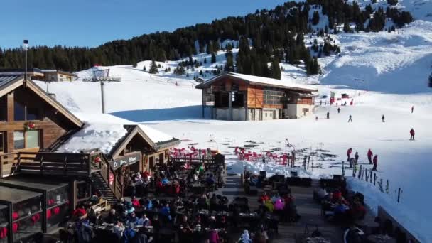 Maestoso paesaggio aereo invernale e stazione sciistica con tipiche case in legno alpino nelle Alpi francesi, Les Menuires, 3 Vallees, Francia, Europa — Video Stock