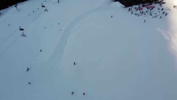 Letecký pohled na pohoří Alpy ve Francii. Horské vrcholky pokryté sněhem. Alpské lyžařské areály shora. — Stock video