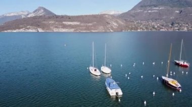 Fransa 'nın Annecy Gölü üzerindeki Chateau de Duingt panoramik hava manzarası