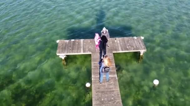 Mãe tirar fotos das crianças na vista aérea panorâmica de Chateau de Duingt no lago Annecy, França — Vídeo de Stock