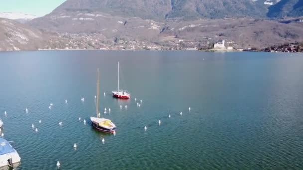 Panorámás légi kilátás Chateau de Duingt a Annecy-tó, Franciaország — Stock videók