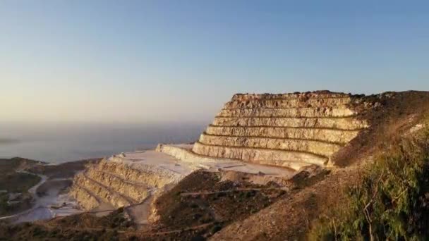 Vue aérienne d'une mine de gypse sur la côte de Crète, Grèce 