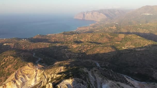 Letecký pohled na sádrovcový důl na pobřeží Kréty, Řecko — Stock video