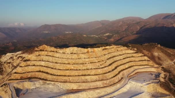 Vue aérienne d'une mine de gypse sur la côte de Crète, Grèce 