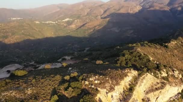 Luftaufnahme einer Gipsabbaumine an der Küste Kretas, Griechenland — Stockvideo