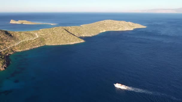 Flygfoto av en fritidsbåt med turister. Elounda, Kreta, Grekland — Stockvideo